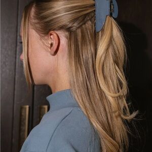 PARKE claw clip in glacier